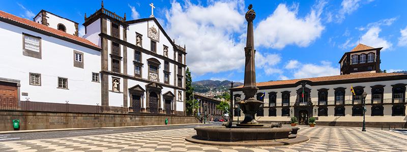Rådhuspladsen i Funchal med de brostensbelagte gader